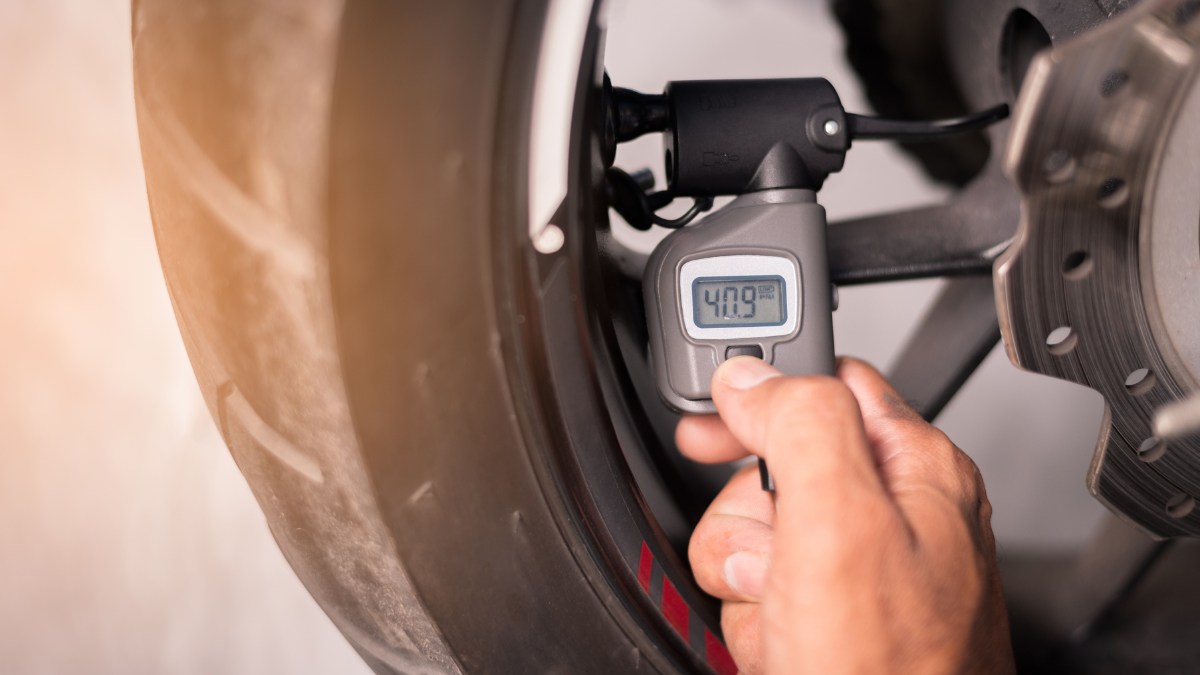 Come controllare la corretta pressione degli pneumatici