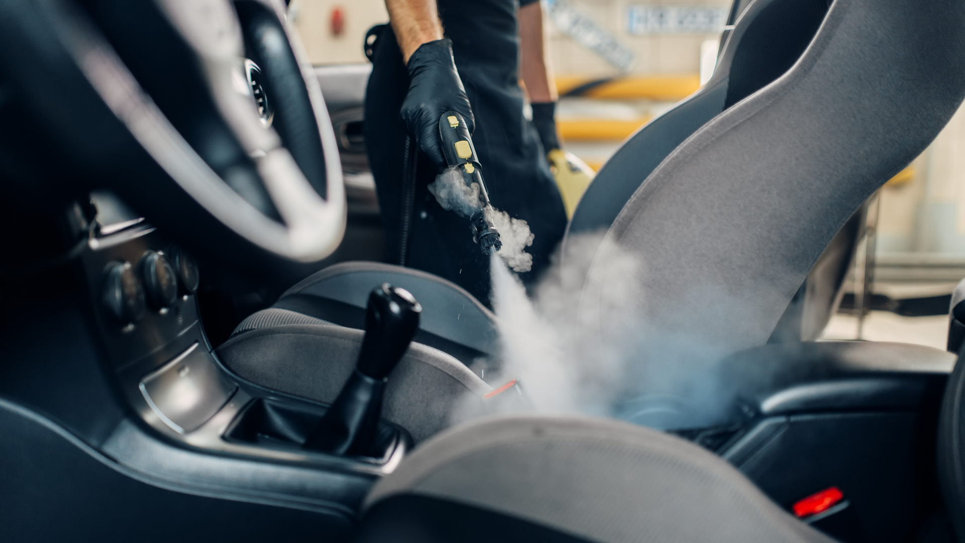Lavaggio auto a vapore: come funziona, costi e vantaggi